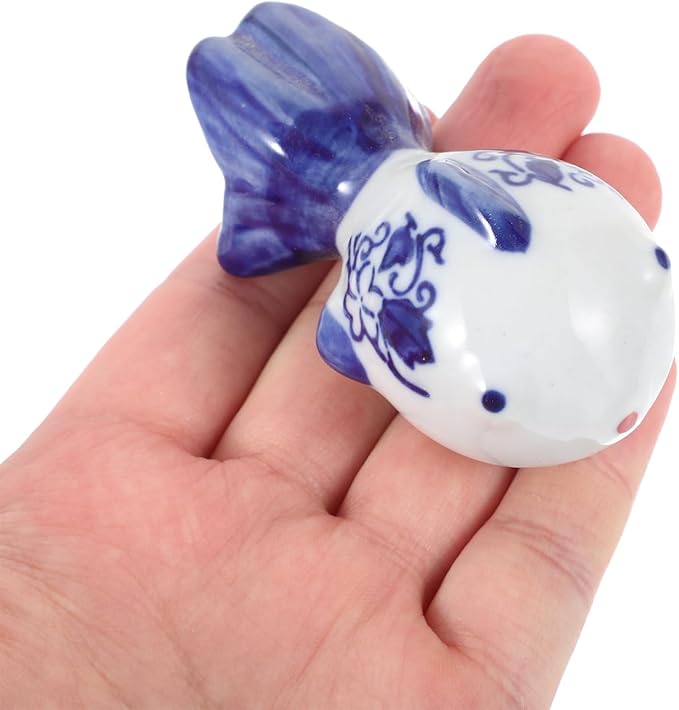 HOMSFOU Ceramic Fish Figurine Floating Ball Fish Tank Float Blue and White Goldfish Statue Porcelain Balls Centerpiece Miniature Underwater Aquatic Animal Figures for Zen Garden Tea Pet